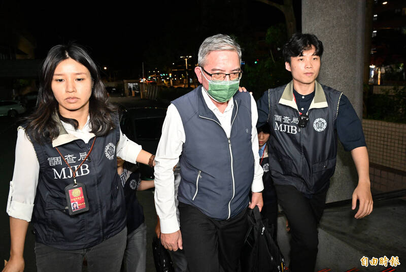 檢調偵辦新光人壽新板傑仕堡弊案，新光人壽不動產管理部副總經理盧麒堯（中）凌晨裁定200萬元交保。（記者田裕華攝）