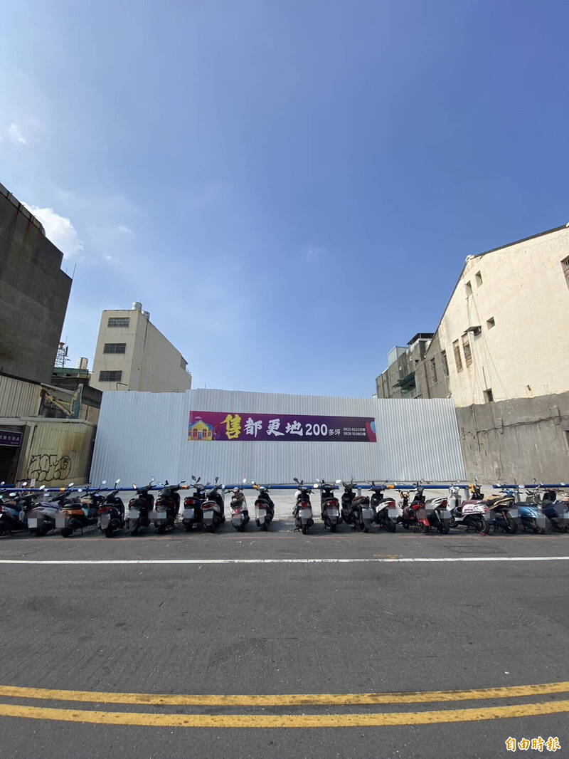 喬友大樓有115位地主，火災後經歷複雜拆除和重建過程。部分地主計畫出售土地，每坪開價120萬元以上。（記者張聰秋攝）