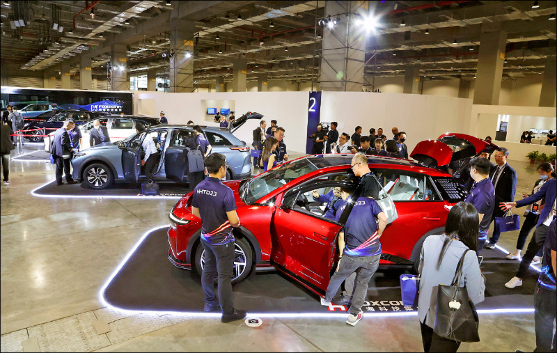車商認為,台灣汽車自主品牌要打國際盃,年銷量至少要30幾萬輛,才能撐得下去。圖為鴻海展示MODEL B與MODEL C等多種車款。
(中央社資料照)