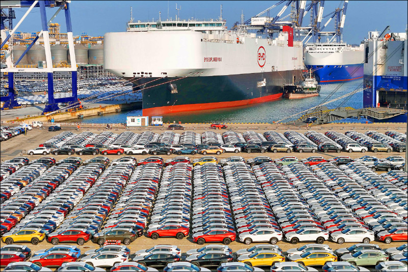 中國大量低價電動車進入市場,全球電動車前景受到影響,整車、零組件、LED、連接線材廠、電源等台廠盼殺出重圍。(法新社)