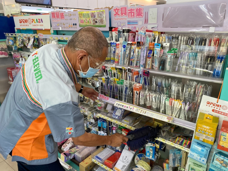 向中高齡招手  7-ELEVEn門市每4位員工有1位為中高齡