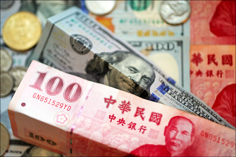 台股昨開低走高，續創史上新高，外資熱錢流入下，也帶動新台幣由貶轉升，終場收在32.328元、升值3分，成為昨日最強亞幣。（中央社資料照）