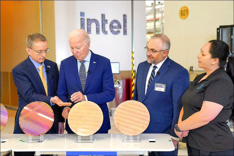 美國跨黨派國會議員近日提案，要求獲得聯邦「晶片與科學法案」資金補貼的半導體製造商，不得在其廠房使用中國製設備，以限制北京對美國晶片的影響力。圖為今年三月美國總統拜登參訪英特爾亞利桑那晶圓廠。（路透檔案照）