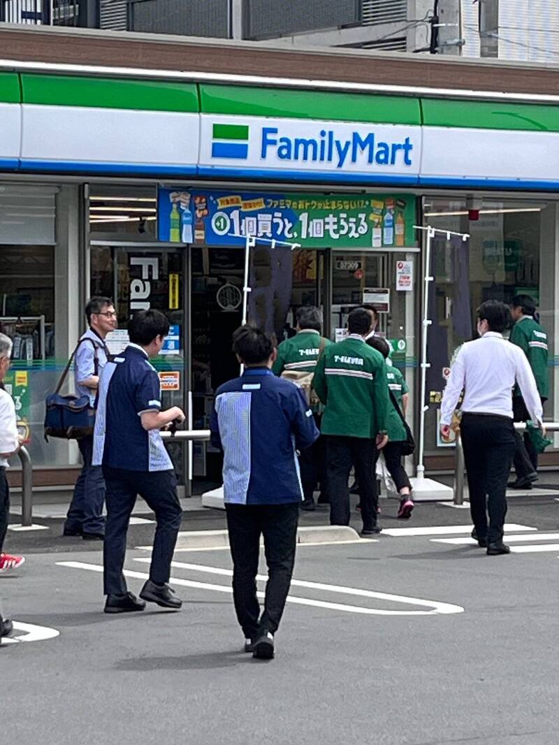 7-11、LAWSON店員集體湧進全家 網笑：便利商店大戰