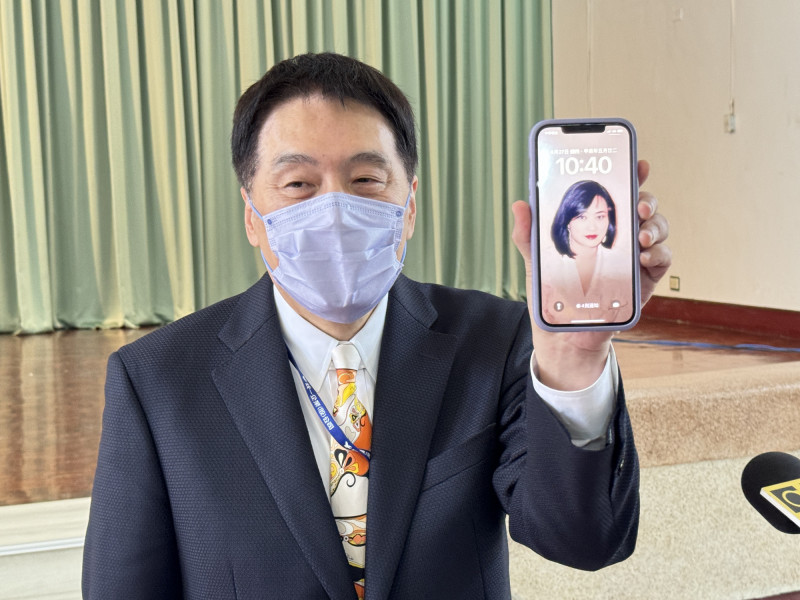 好閃！統一董事長羅智先手機桌布曬嬌妻照