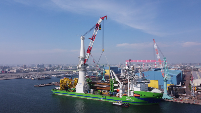環海翡翠輪承擔載運水下基樁任務。（圖由台船提供）