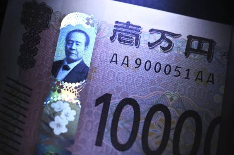 日本各地銀行週三(3日)開始在自動櫃員機提供閃亮的新日圓紙幣。(路透)