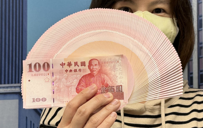 降息預期升帶動股匯雙漲！台股創紀錄、台幣升逾1角（記者陳梅英攝）