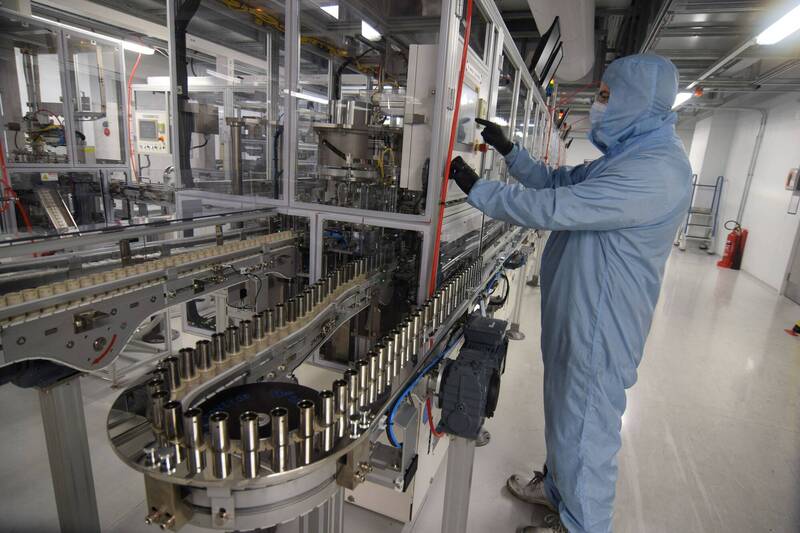全球產學界透過材料改善，期望打造新一代安全的鋰電池。（路透）