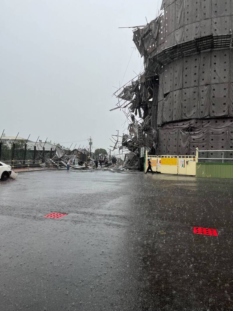 福懋科技公司鷹架倒塌，造成傷亡。（讀者提供）