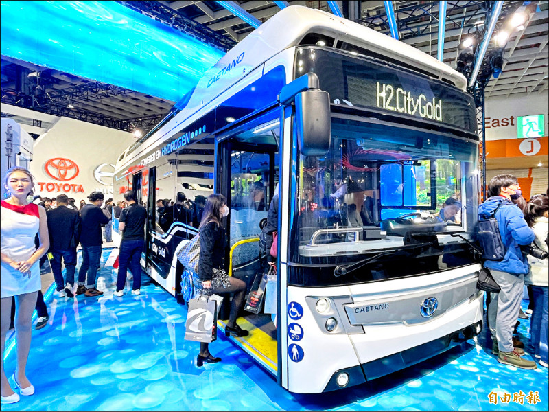 日車廠TOYOTA推出的低底盤氫能巴士—H2 City Gold，去年底已在台北《2024台北新車暨新能源車特展》首度亮相，該車款目前已在歐洲多國上路。（資料照，記者楊雅民攝）