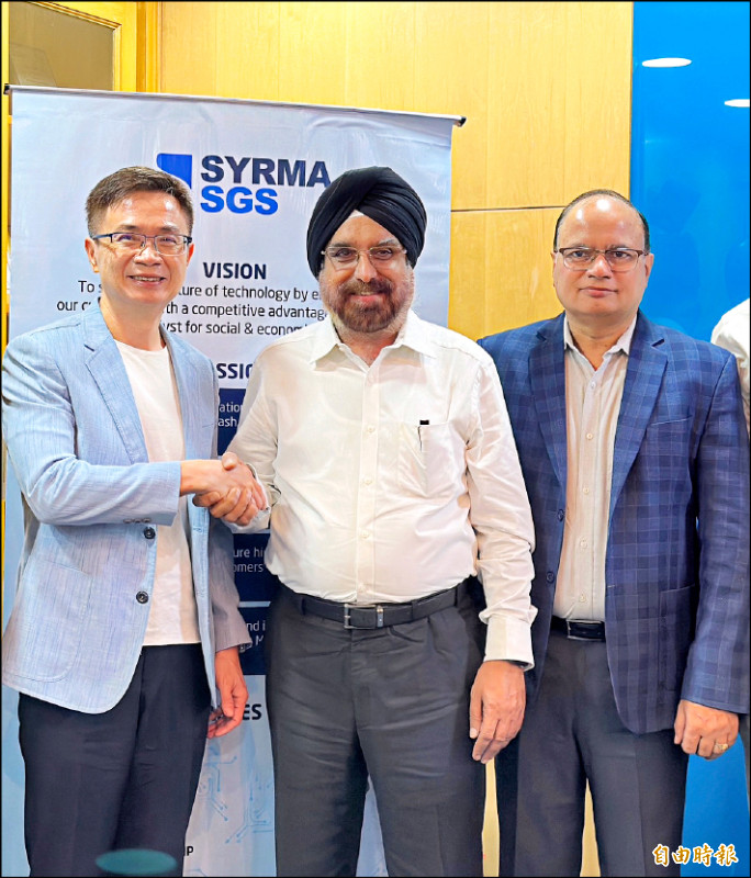 貿協董事長黃志芳（左起），SYRMA SGS執行長Jasbir Singh Gujral，SYRMA SGS總經理Satendra Singh。（記者方韋傑攝）