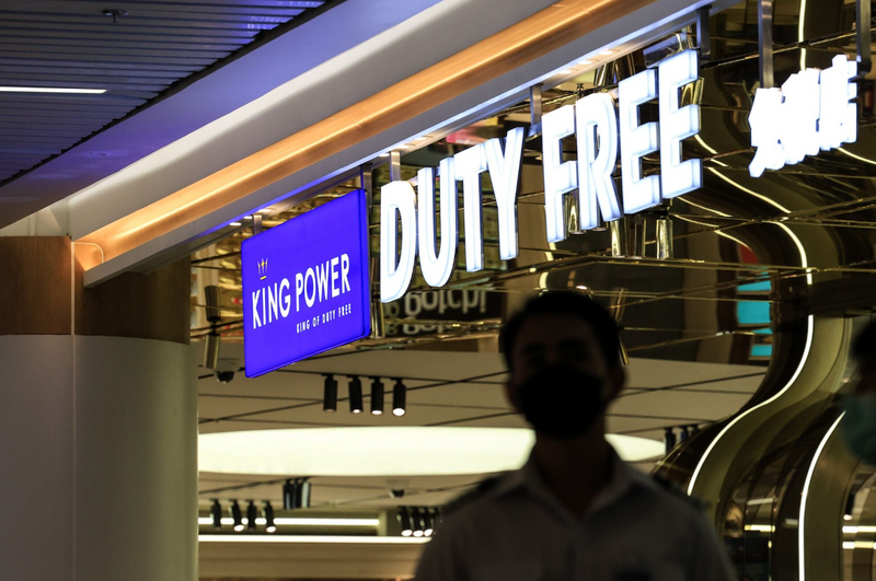活絡地方經濟，泰國將關閉8座國際機場入境區免稅店。（示意圖，彭博）