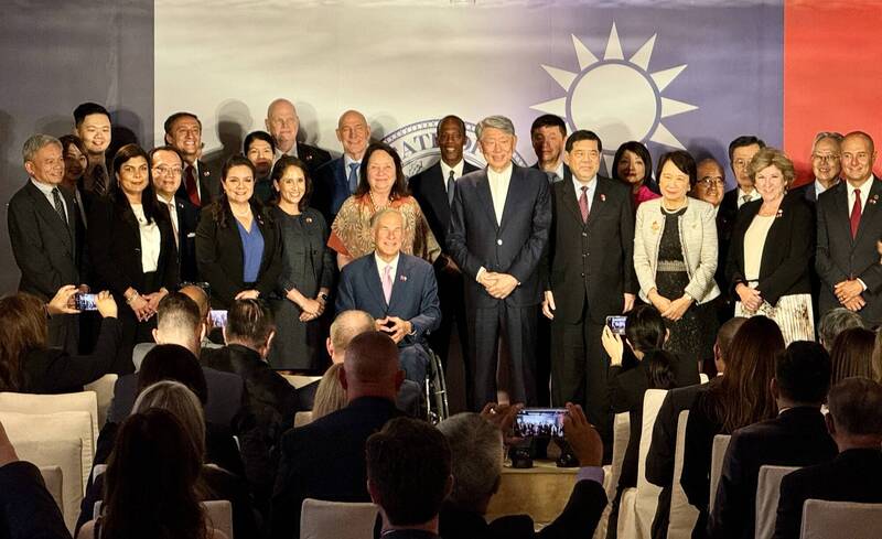 經濟部長郭智輝今（7）日與美國德州州長艾伯特（Greg Abbott）進行簽署經濟合作發展意向書，並為計劃在台成立德州辦事處進行剪綵。（記者叢昌瑾攝）