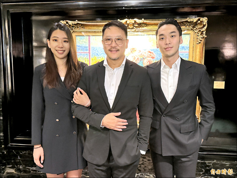 嘉泥第四代、董事長張剛綸（中）的一雙兒女已進入集團就接班位置，張竣詞（右）目前擔任張剛綸的特助、張華軒（左）則擔任張剛綸的表妹嘉泥總經理王立心的特助。 
（記者楊雅民攝）