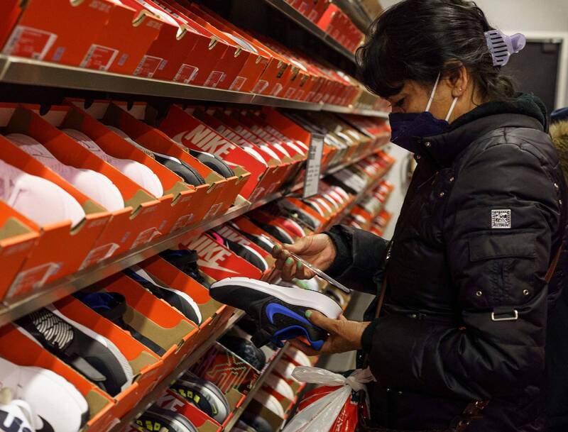 由於中國市場銷售疲軟，以及全球消費趨勢「不平衡」，Nike下調2025會計年度財測。（美聯社資料照）