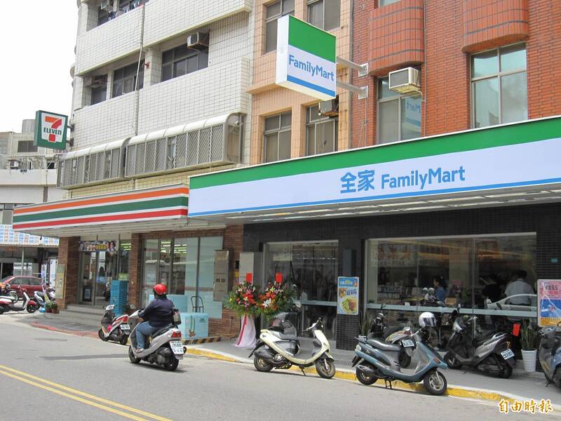 全家便利商店今（11日）在臉書發文，表示今天是「全家小編隔壁同事的生日」，希望大家一起幫隔壁同事慶生，引發網友熱議。（資料照）