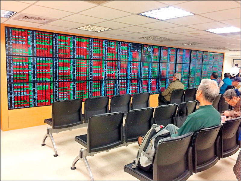 台股加權指數昨終場下跌473.1點，收在23916.93點，失守5日線與24000點大關。（資料照）