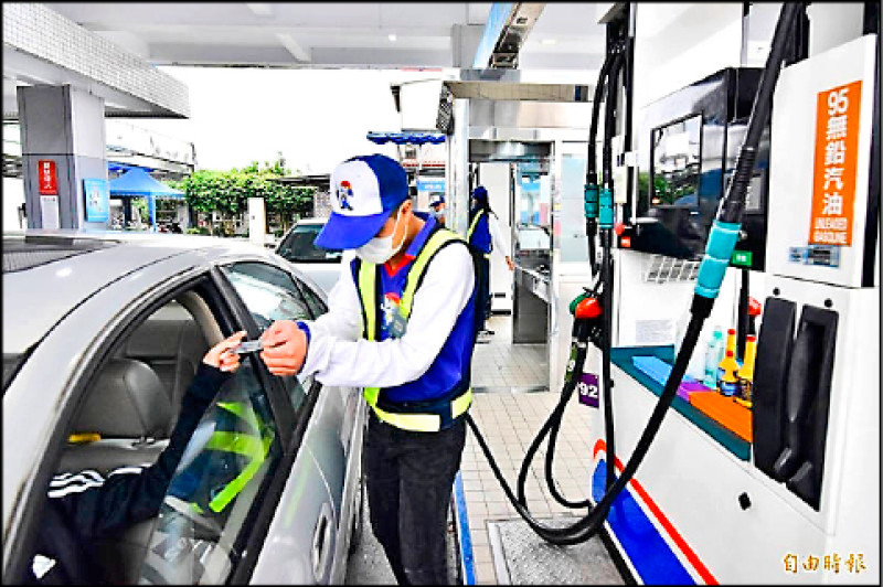 國內油價連二漲,下週國內汽、柴油每公升價格估各漲一角。(資料照)