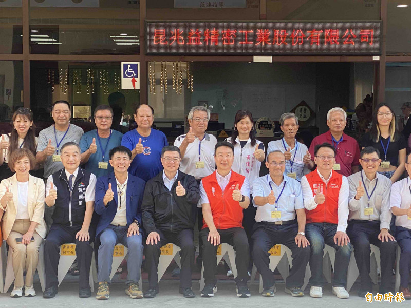 行政院長卓榮泰（前排左4）參訪昆兆益精密工業。（記者黃旭磊攝）