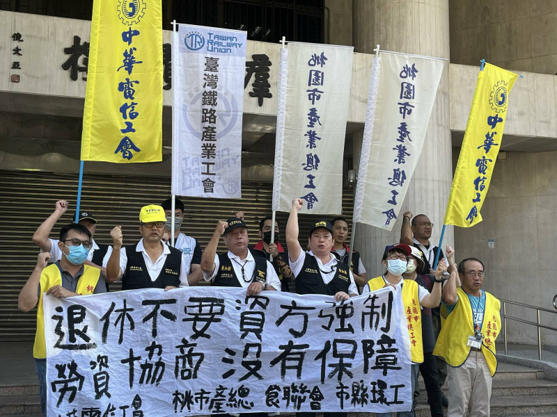 立法院通過《勞動基準法》第54條修正草案，65歲不再強制退休，但勞團質疑，勞工根本難以透過協商，獲得滿意的繼續工作條件。（桃園市產業總工會提供）