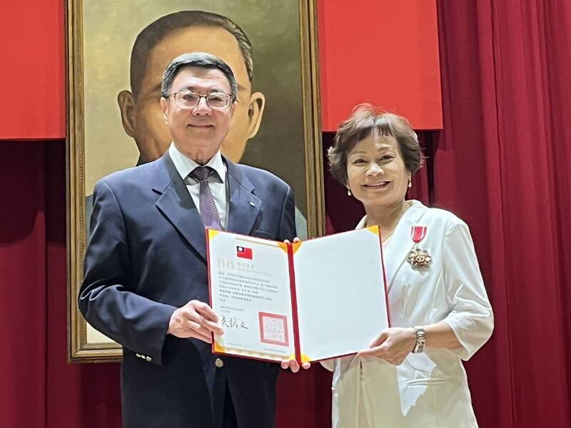 竹科管理局首度出現局長王永壯、副局長陳淑珠同日屆齡退休，行政院長卓榮泰特別頒發二等科技專業獎章給陳淑珠，表彰她服務竹科管理局42年期間，對於科學園區發展的卓越貢獻。（記者洪友芳攝）