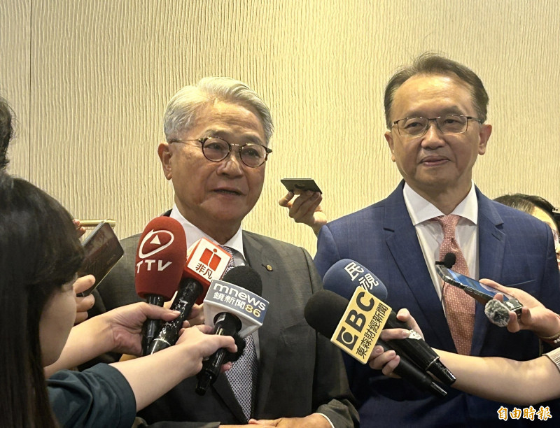 工商協進會理事長吳東亮（左）與宏碁執行長陳俊聖。（記者廖家寧攝）