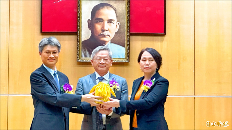 南科管理局新任局長鄭秀絨(右起),在國科會主委吳誠文監交下,從卸任局長蘇振綱手中接過印信。(記者劉婉君攝)