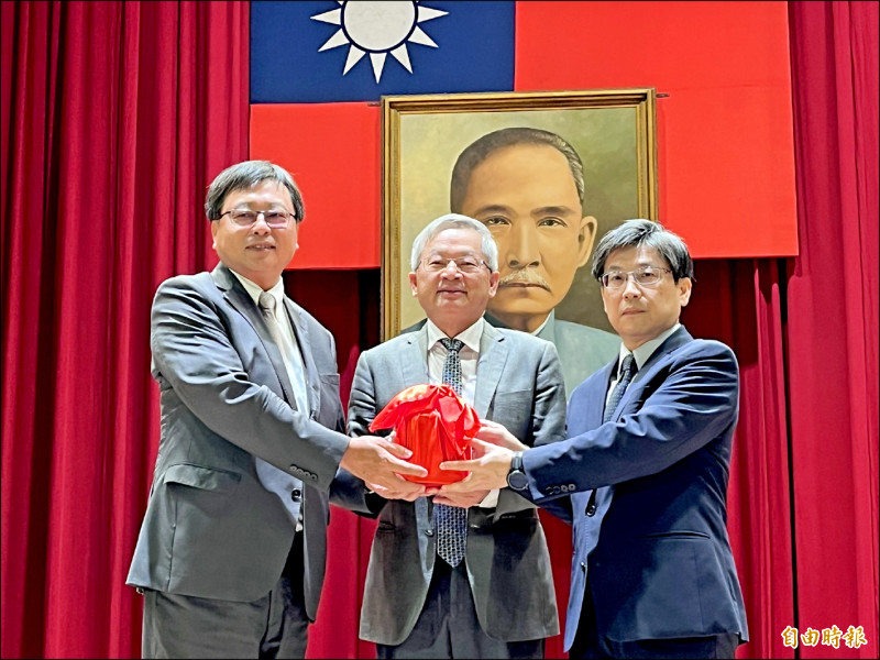 竹科管理局新任局長陳宗權(右起),在國科會主委吳誠文監交下,從卸任局長王永壯手中接過印信。(記者洪友芳攝)