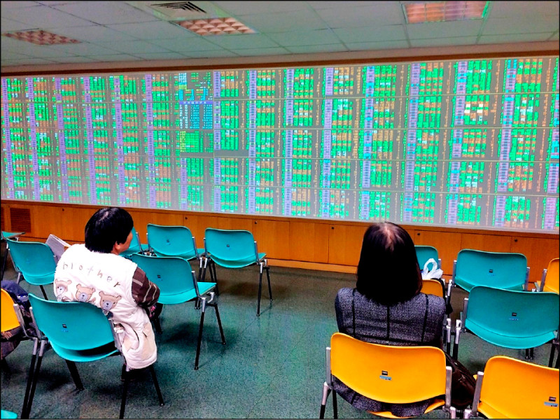 證期局表示，雖然台股今天大跌，但今年以來仍以逾32%，優於國際主要股市表現。（資料照）