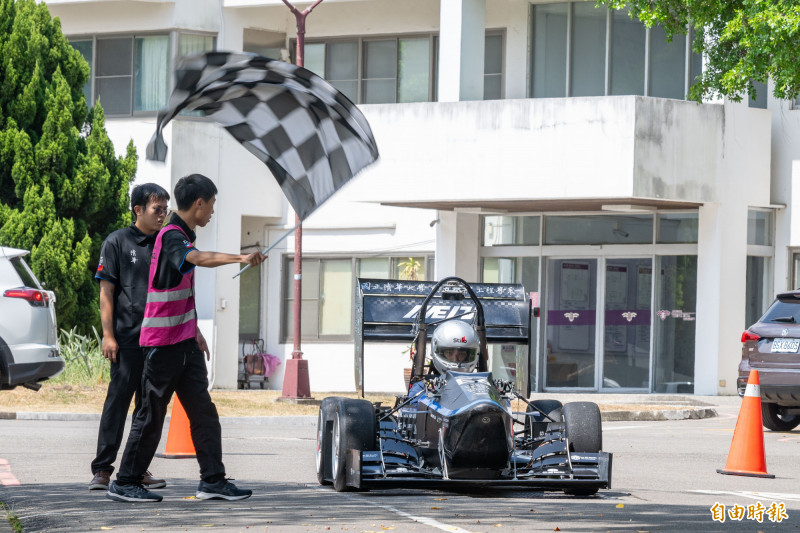 清大賽車工廠打造輕量化碳纖輪框。（記者洪美秀攝）