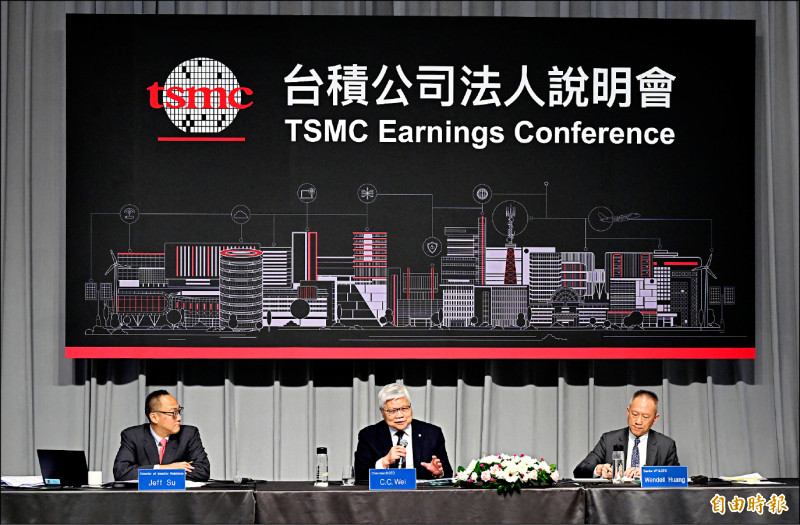 台積電18日舉行2024第2季法說會，是董事長魏哲家（中）上任以來首場法說會。（記者廖振輝攝）
