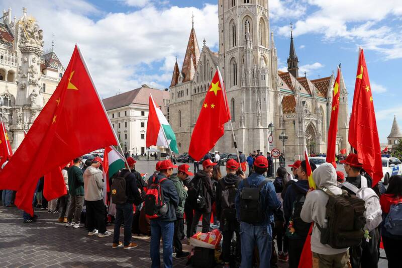 今年5月習近平訪問匈牙利時，大批親中支持者在布達佩斯歡迎習近平。（路透）