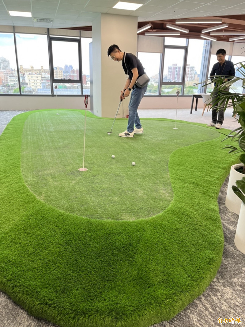 台灣愛德萬搬遷到台元科技園區，新大樓空間規劃訓練教室、員工彈性辦公空間、桌撞球、高爾夫球果嶺推桿練習場等休閒設施，讓員工擁有現代化上班環境之外，還能紓解工作壓力。（記者洪友芳攝）