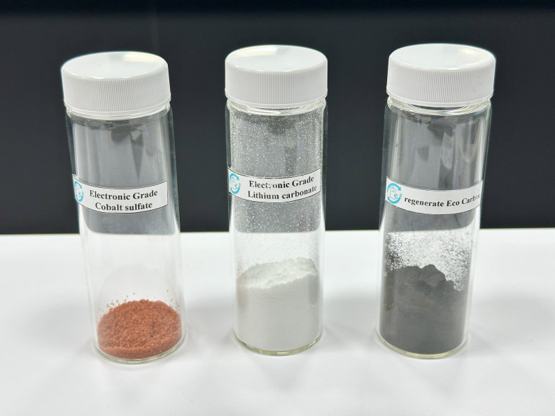 撼訊收購鋰電池物理分解產生的黑粉（圖右），煉製生產鋰電池所需的碳酸鋰白粉（圖中），同時聚焦硫酸鈷（圖左）的工業用途。（記者方韋傑攝）