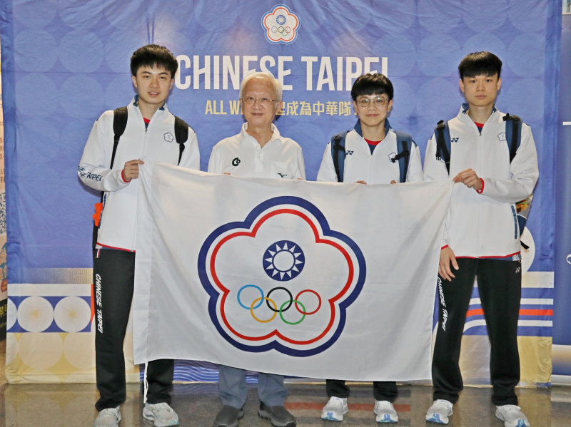 合庫金控董事長董瑞斌（左二）與巴黎奧運桌球代表隊合庫選手林昀儒（左一）、鄭怡靜（右二）及馮翊新（右一）合影。 （合庫銀提供）