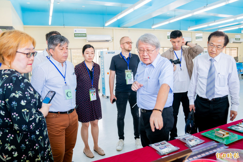國合會辦理半導體發展研習班在副秘書長李志宏的陪同下，各國學員參訪明新科大半導體人才培育基地，瞭解產學育才模式。（記者廖雪茹攝）