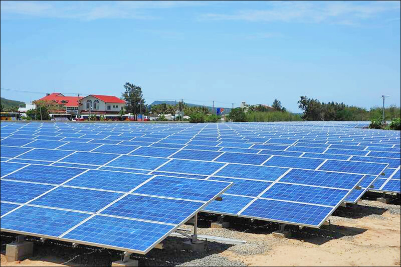 迄去年底，地面光電方面，農業綠能進度較緩慢，室外漁電共生、低地力農地都未達二成。（資料照）