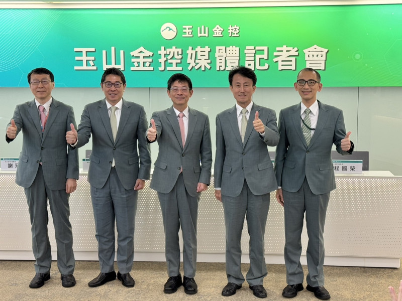 玉山金控今天舉行第二季法說會，董事長黃男州（圖中）表示，上半年營運成績良好。（記者王孟倫攝）