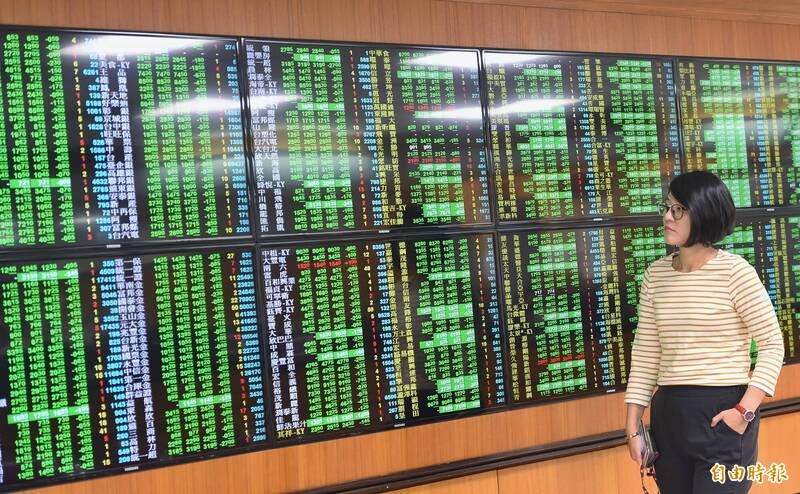 台股加權指數今（8日）下跌425.18點，或2%，收20870.10點，成交金額4045.01億元。（資料照）