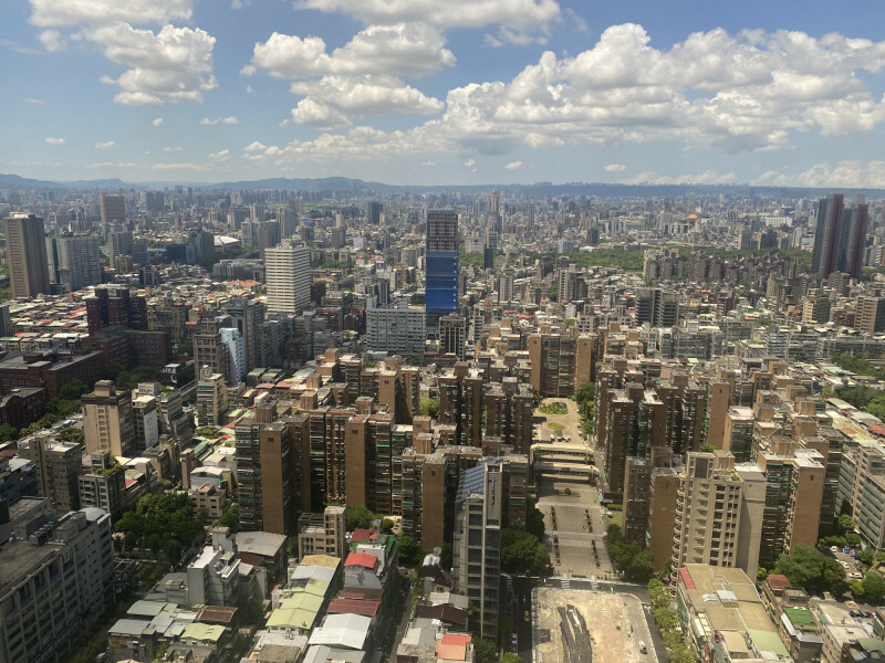 財政部統計，今年有56萬3100人持有非自住房屋，較去年增加1萬7514人，但持有3戶以上非自住房屋者逐年下降。 （記者鄭琪芳攝）