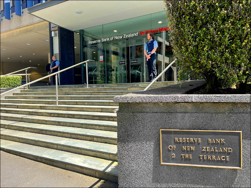 紐西蘭央行週三意外調降基準利率1碼至5.25％。（路透）