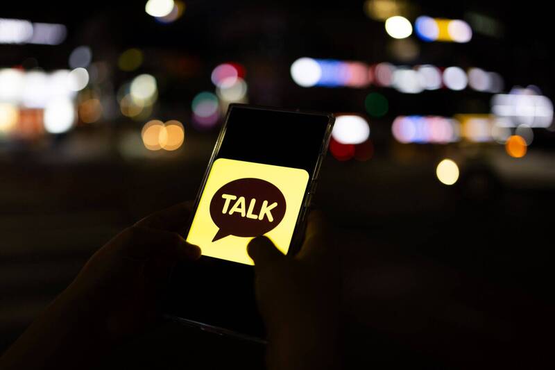 金範洙借助智慧型手機快速崛起，推出Kakao Talk，2年內營收衝破2000億韓圜。（彭博）