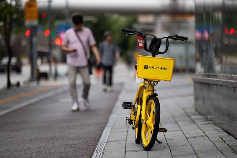 Kakao Talk的叫車APP「Kakao T」，如同韓版的「台灣大車隊」，但其規模更（彭博）