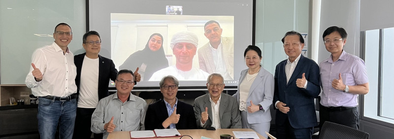 國邑總經理甘霈(前左4)與Menagen執行長Saif Al Hasani博士(後中)今日代表雙方完成L606區域授權合約簽署。(國邑提供)