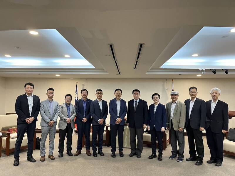 AMD美國總公司副總裁王啟尚（右6）率團來訪，台南市長黃偉哲（右5）偕同市府團隊接待。（台南市府提供）