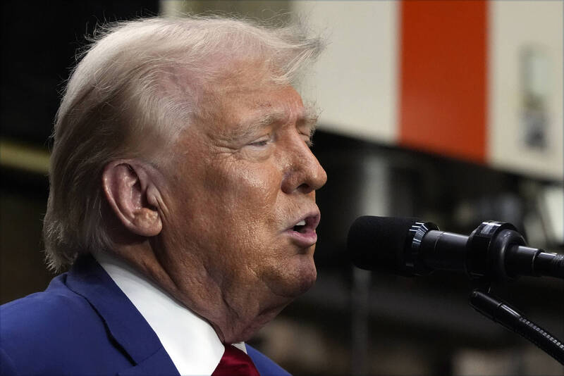 美國前總統川普提出對美國貿易夥伴徵收10-20%關稅。（美聯社）