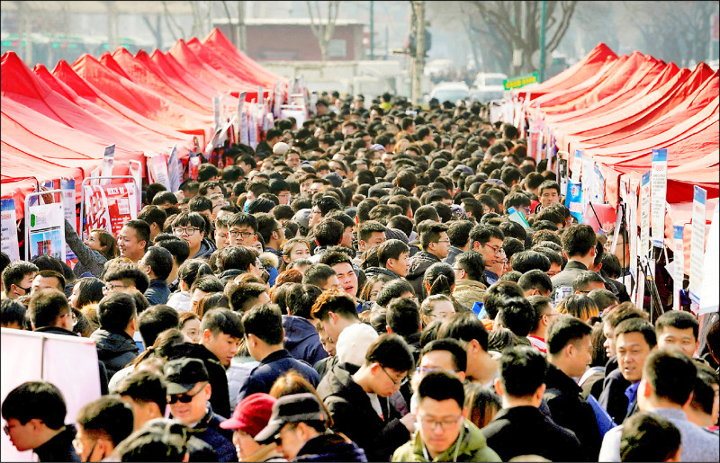 中國青年失業率不斷升高，數百萬大學畢業生淪為「爛尾娃」階層。（路透）