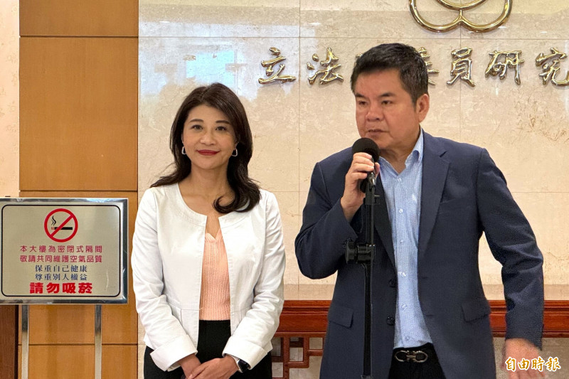 立法院民進黨團書記長莊瑞雄（右）、副幹事長林楚茵（左）今在立法院接受媒體聯訪，肯定賈永婕接任台北101董座。（記者陳政宇攝）