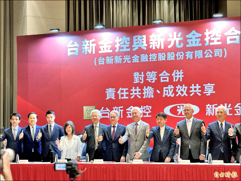 台新金及新光金廿二日召開董事會並通過合併案，晚間召開記者會，台新金控董事長吳東亮（左6）與新光金控董事長魏寶生（右4）現場完成換約儀式，兩人握手致意。（記者王孟倫攝）
